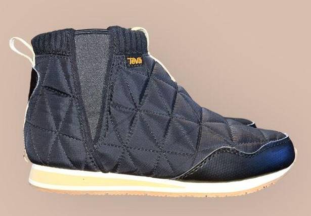 Teva ReEMBER MID  BOOT SIZE 7. BLACK QUILTED. VERY COMFORTABLE.