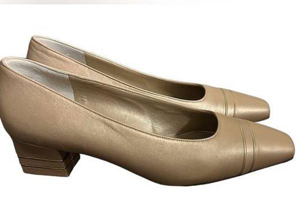 St. John Women's Light Beige Leather Pumps - Size [size]6B