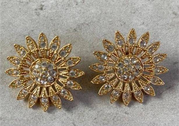 Daisy  gold tone rhinestone vintage earrings