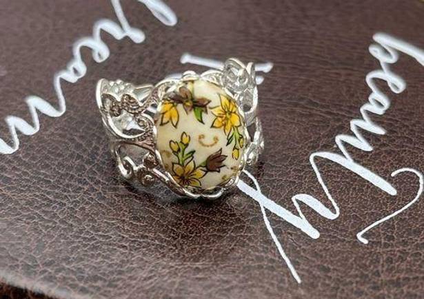 Daisy Vintage 1970s Yellow  Brown Leaf Cabochon Boho Adjustable Silver Tone Ring