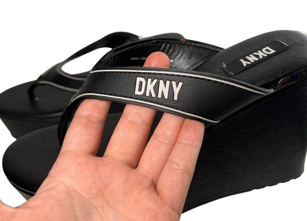 DKNY  Trina Black Wedge Toe Post Sandals Sz 7.5 M