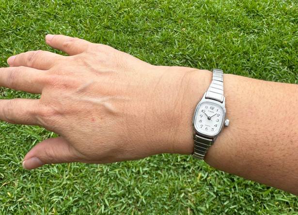 Vintage Timex Ladies Quartz Wrist Watch w/ Metal Expansion Wristband Silver