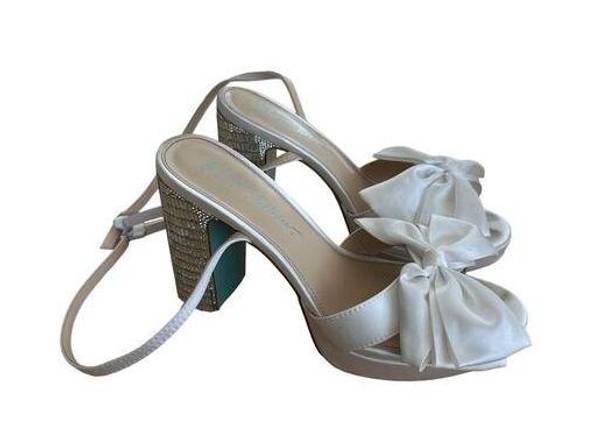 Betsey Johnson Betsy Johnson - Maddy Dressy Bow Platform Sandals in White & Silver