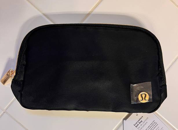 Lululemon Everywhere Belt Bag Black Gold 1L Brand New