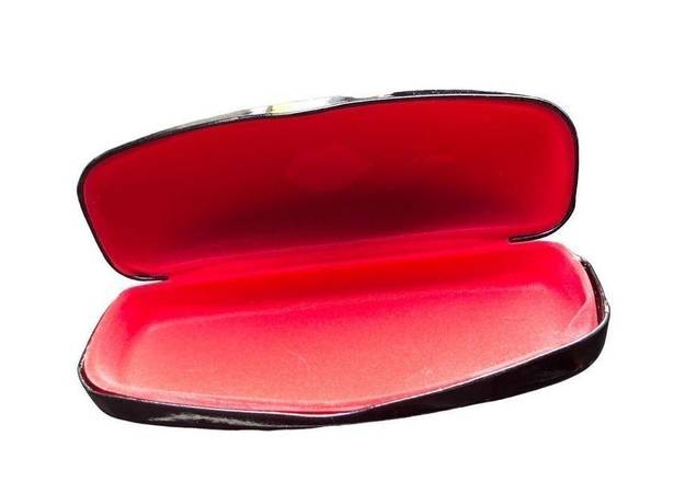 Guinness Lulu  shiny black clamshell eyeglass hard case with cleaning cloth