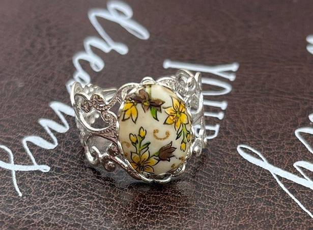 Daisy Vintage 1970s Yellow  Brown Leaf Cabochon Boho Adjustable Silver Tone Ring