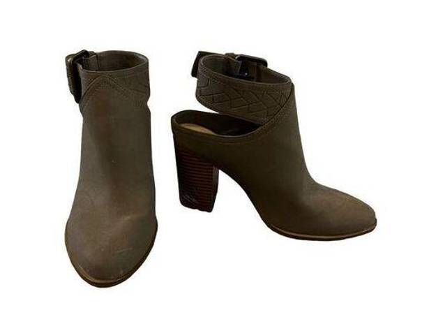 American Eagle  chunky heel bootie