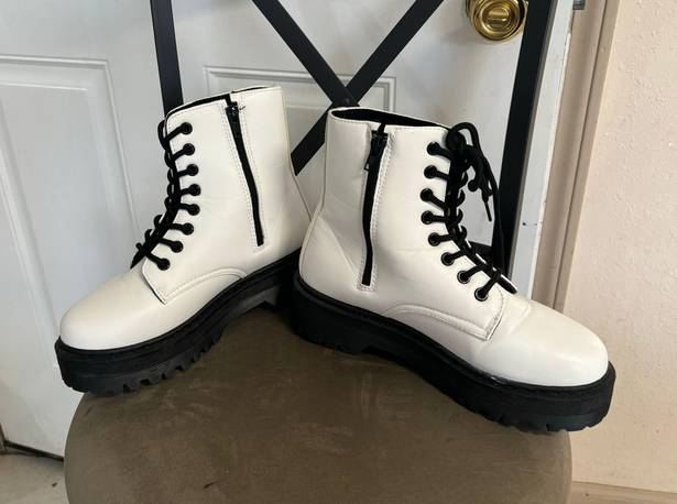 Qupid Size 7 White Combat Boots