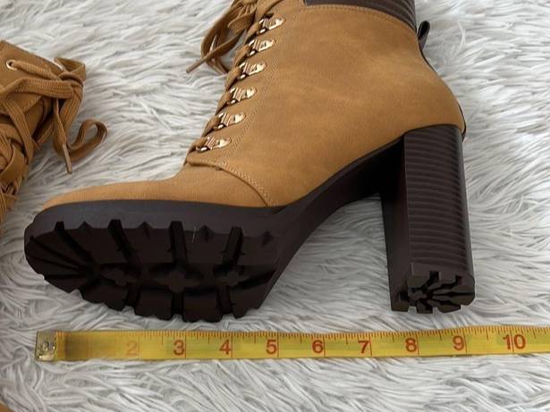 Shoedazzle  Women’s Shandee Lace Up Bootie in Tan size 9