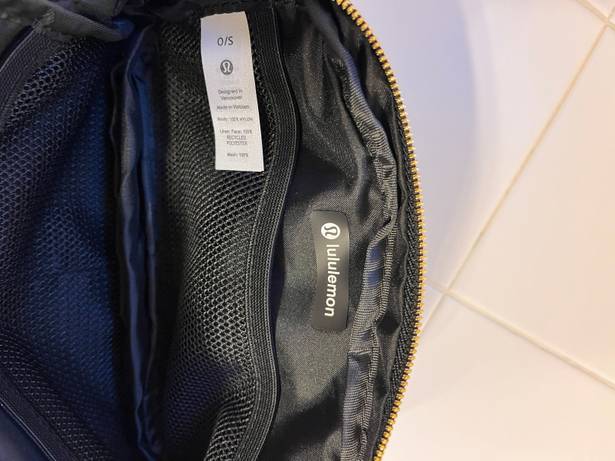 Lululemon Everywhere Belt Bag Black/gold