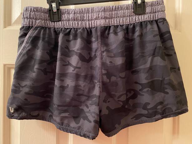 Vuori Clementine Camouflage Shorts 2.5” Size Small Black Grey