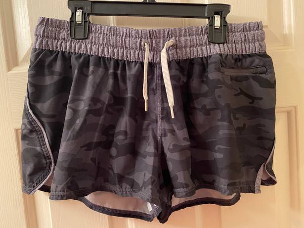 Vuori Clementine Camouflage Shorts 2.5” Size Small Black Grey