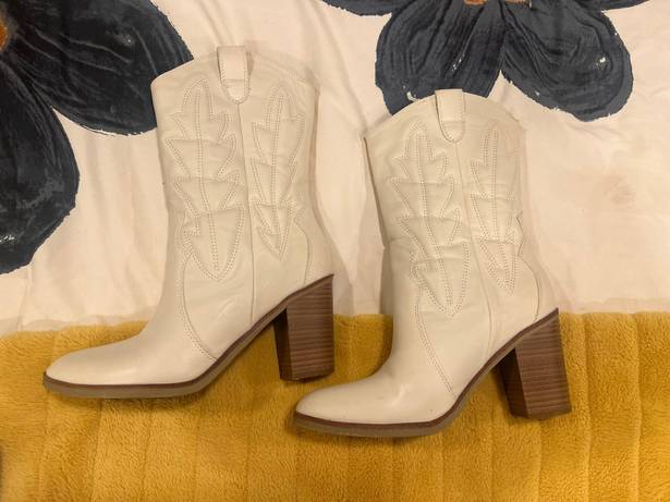 Urban Outfitters White Cowgirl Booties Size 8