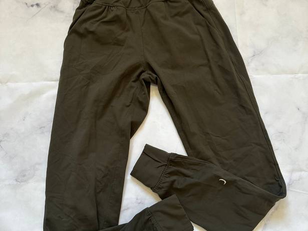 Zyia Ascend Joggers in Olive