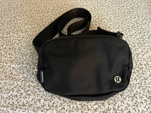 Lululemon Everywhere Belt Bag