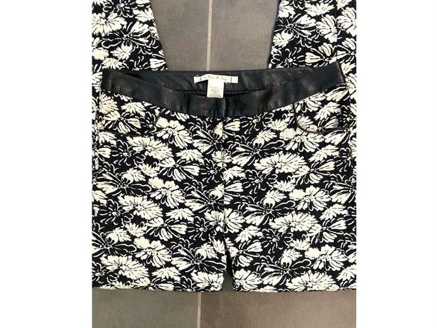 Willow & Clay Like new  black & white floral textured ankle cropped pants. Sz 6