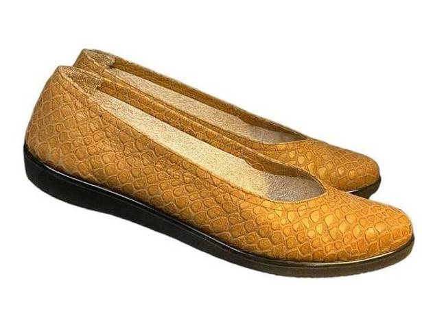 Salvatore Ferragamo Ferragamo Vintage Tan textured Flats size 6.5 B