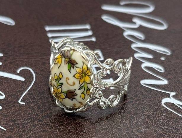 Daisy Vintage 1970s Yellow  Brown Leaf Cabochon Boho Adjustable Silver Tone Ring