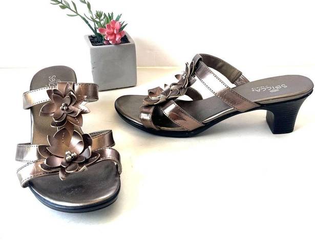 sbicca  of Colifornia Goldie Metallic Strappy Heeled Sandals Size 7.5W Flowers