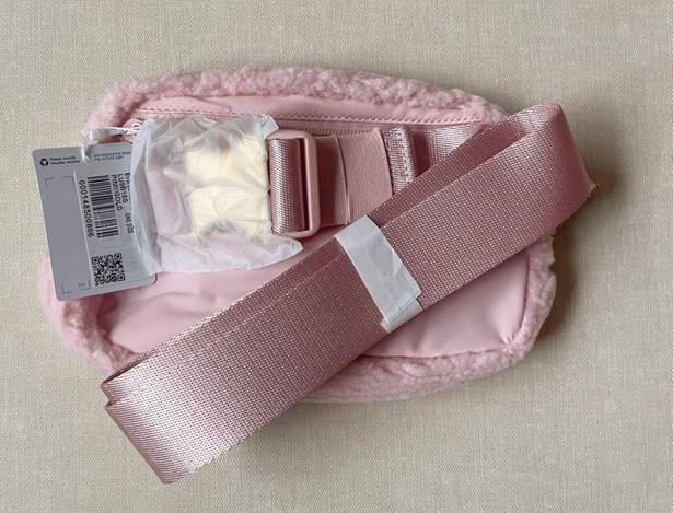 Lululemon everywhere belt bag 1L fleece pink/gold