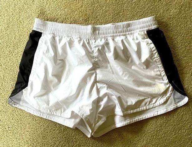 The North Face BLACK AND WHITE HYDRENALINE SHORT WOMEN’S LARGE