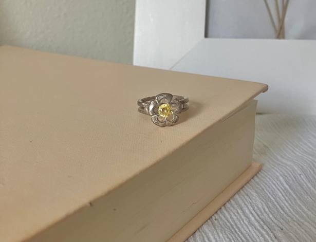 Vintage “Zelda” Silver Flower Yellow Stone Ring Chunky Fairycore Whimsigoth Girl