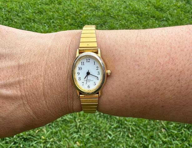 Vintage Quartz Gold Tone Water Resistant Analog Wristwatch 30M