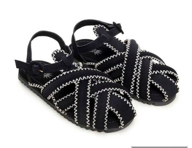 Farm Rio NWT!  black and whiteZigzag Stitch Sandal Size 9