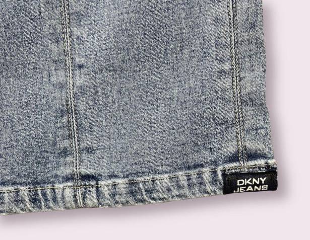 DKNY JEANS Vintage Y2K Light Wash Denim Low Rise Drop V Waistband Capri Jeans