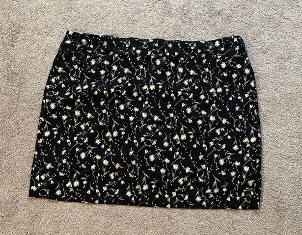 Briggs New York BRIGGS Black All Over Daisy Floral Print Skort | Size 22W