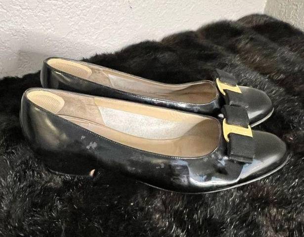 Salvatore Ferragamo  Vara Black Patent Leather Low Pumps Heels Gold Bow Size 8