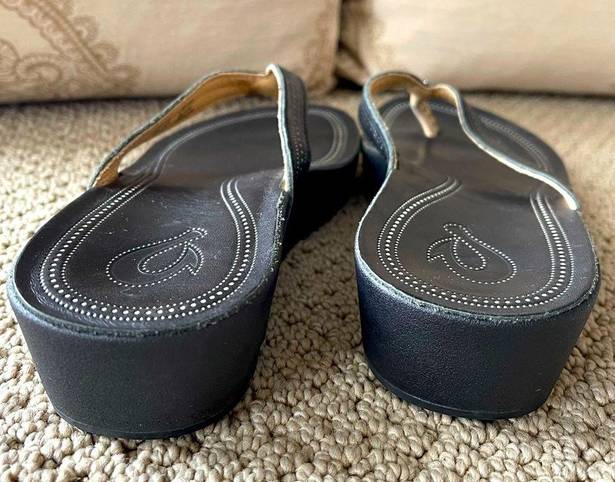 Olukai Okukai Women’s Leather Flip Flop Thong Sandals in Black with Detail.