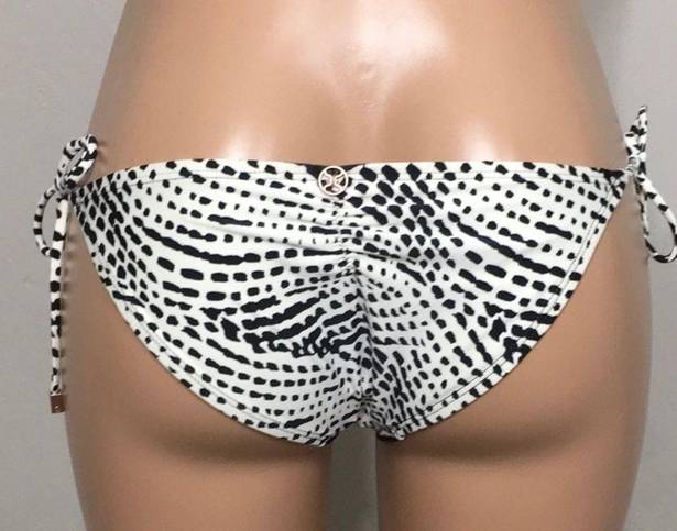 Vix Paula Hermanny  black and white bikini bottoms