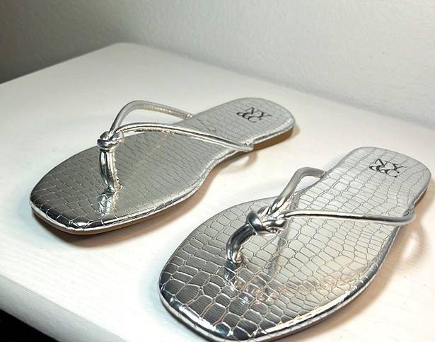 New York And Company NWOT  sandals in silver Size 6.5-7 /37