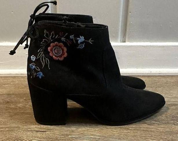 Unisa  Floral Embroidered Booties Black Faux Suede Size 7.5 Women’s Boho Country