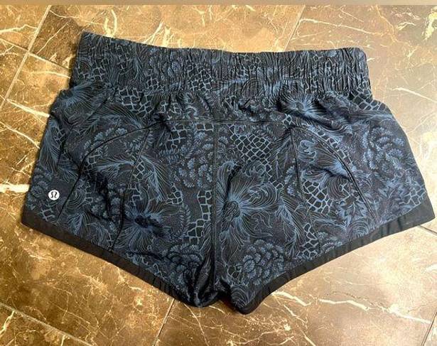 Lululemon NWOT  women’s size 6 hotty hot shorts 2.5  black and blue floral RARE