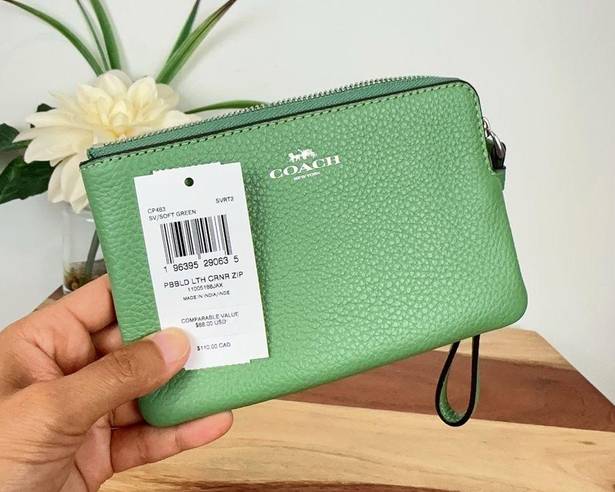 Coach NWT  Leather Corner Zip Wristlet