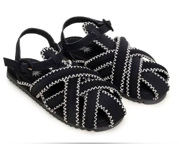 Farm Rio NWT!  black and whiteZigzag Stitch Sandal Size 9