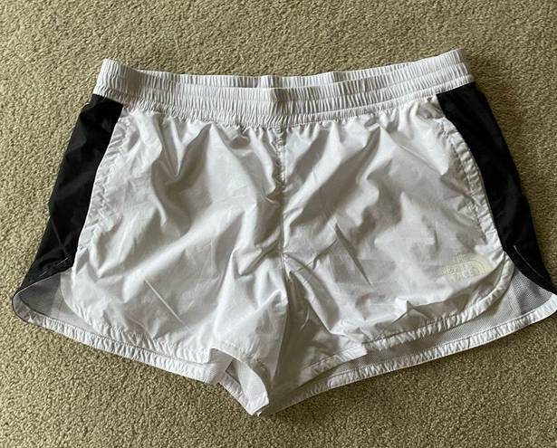 The North Face BLACK AND WHITE HYDRENALINE SHORT WOMEN’S LARGE