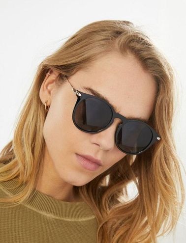 Urban Outfitters Kerry Round Sunglasses