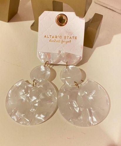 Altar'd State Alter’d State White Circle Dangly Earrings 