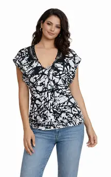 Black Rainn Abstract Print Short Sleeve Blouse | Black & White Top
