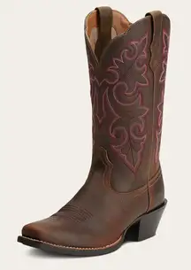 Ariat women’s boots. Brand new just I never got to wear them. I’m a size 6 and they fit perfectly.