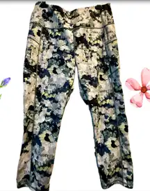 Women's Gaiam leggings - XL - green gray white - gently used - capri. Thigh pockets. Smoke free home. Waist 16.5" Inseam 21.5" Rise 12"