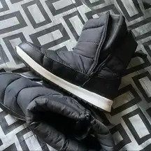 Time and Tru Blank ankle snow boots, zipper up sides