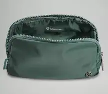 EVERYWHERE BELT BAG tidewater teal.