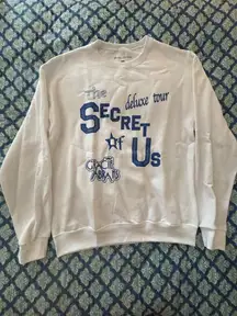 Gracie Abram’s sweatshirt