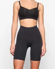 SKIMS  Seamless Sculpt Shorts Mid Thigh Butt Lifter NWOT Onyx size S