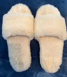 Victoria’s Secret Pink Large Cream Colored Fluffy Open Toe Slippers