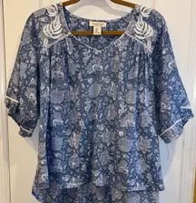 RACHEL ZOE BLUE AND WHITE PAISLEY TOP 100% COTTON HI LO HEM PUFF SLEEVE V NECK